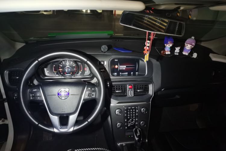 Used Volvo V40 2016 T3 Zhiyi Edition Center Console