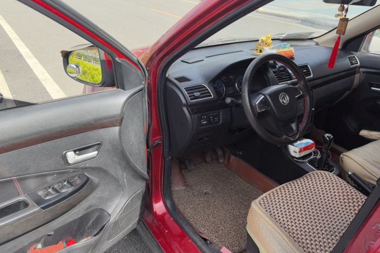 Used Dongfeng Fengon 360 2015 1.5L Manual Luxury 7-Seater China V Emission Standard Driver Seat