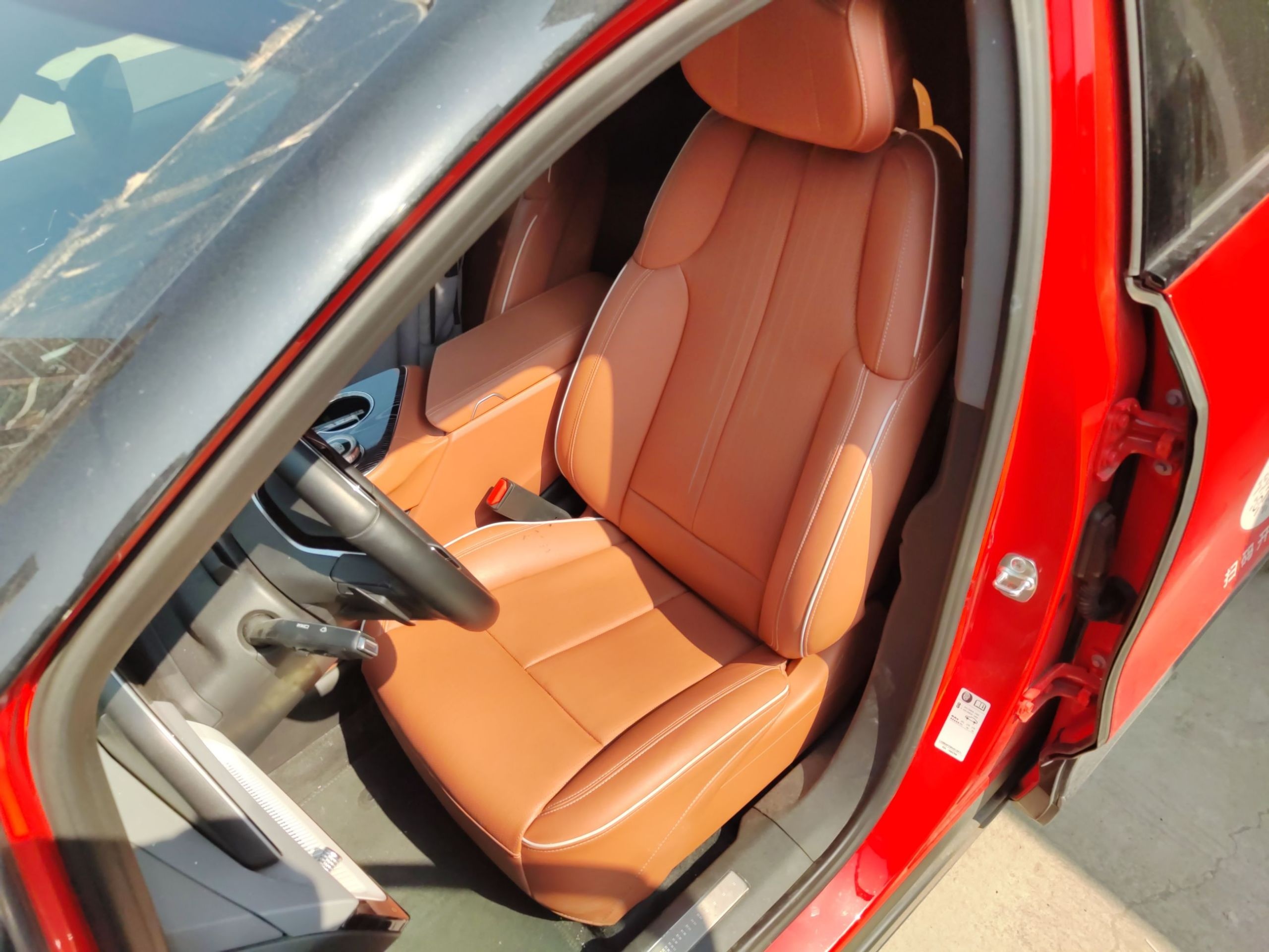 المقاعد الأمامية داخل السيارة