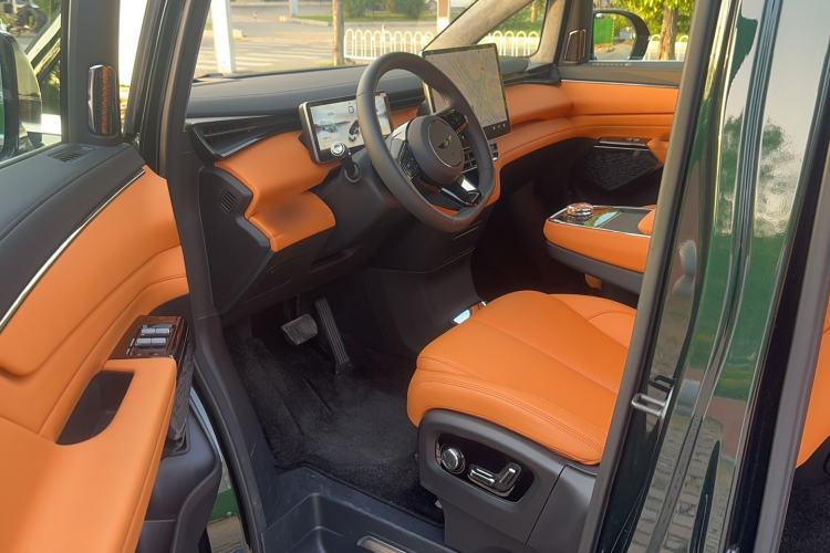 Used Geely Galaxy LEVC L380 2024 140-Degree 6-Seater All-Wheel-Drive Ultra