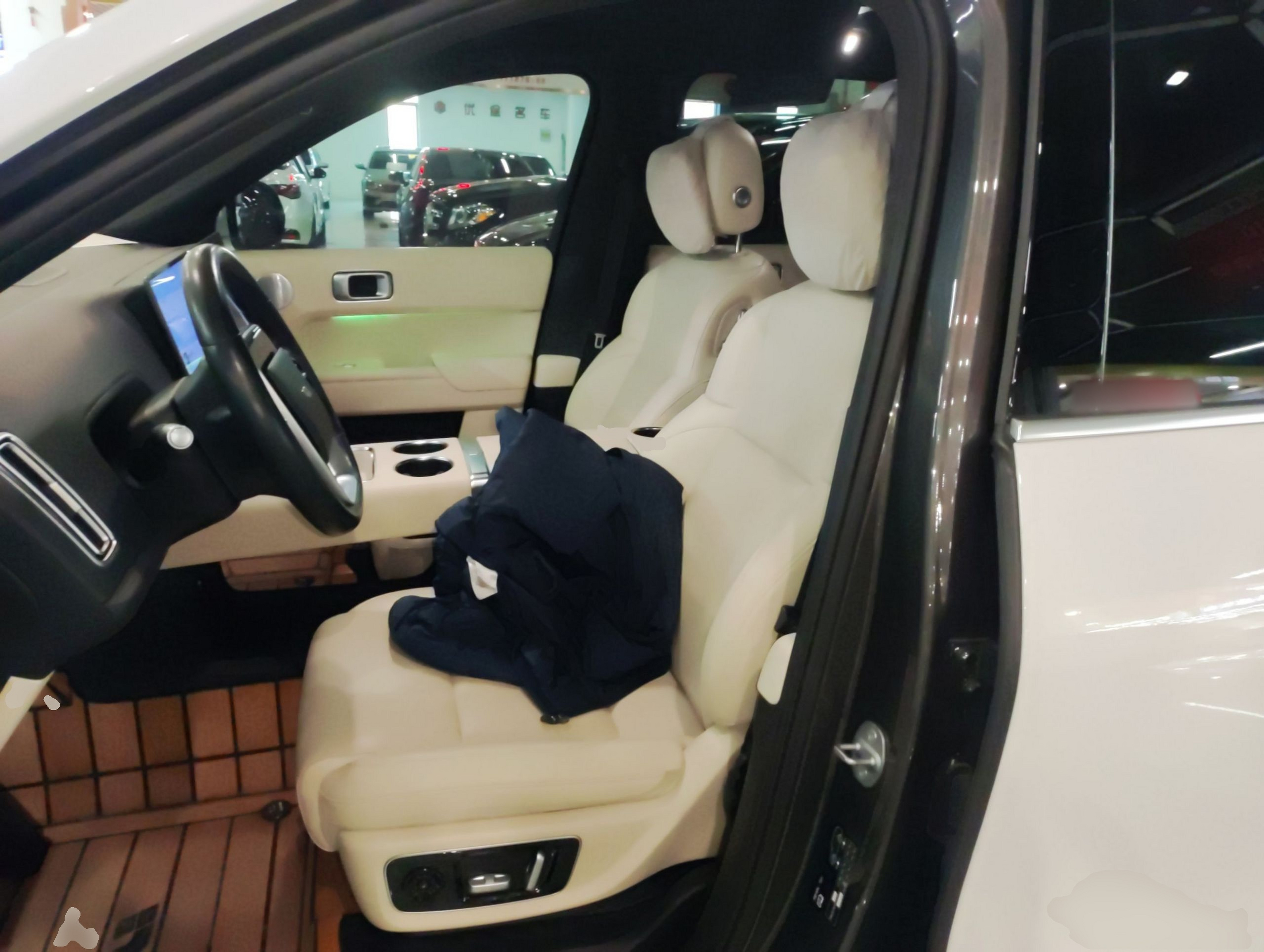 Переднее сиденье в автомобиле