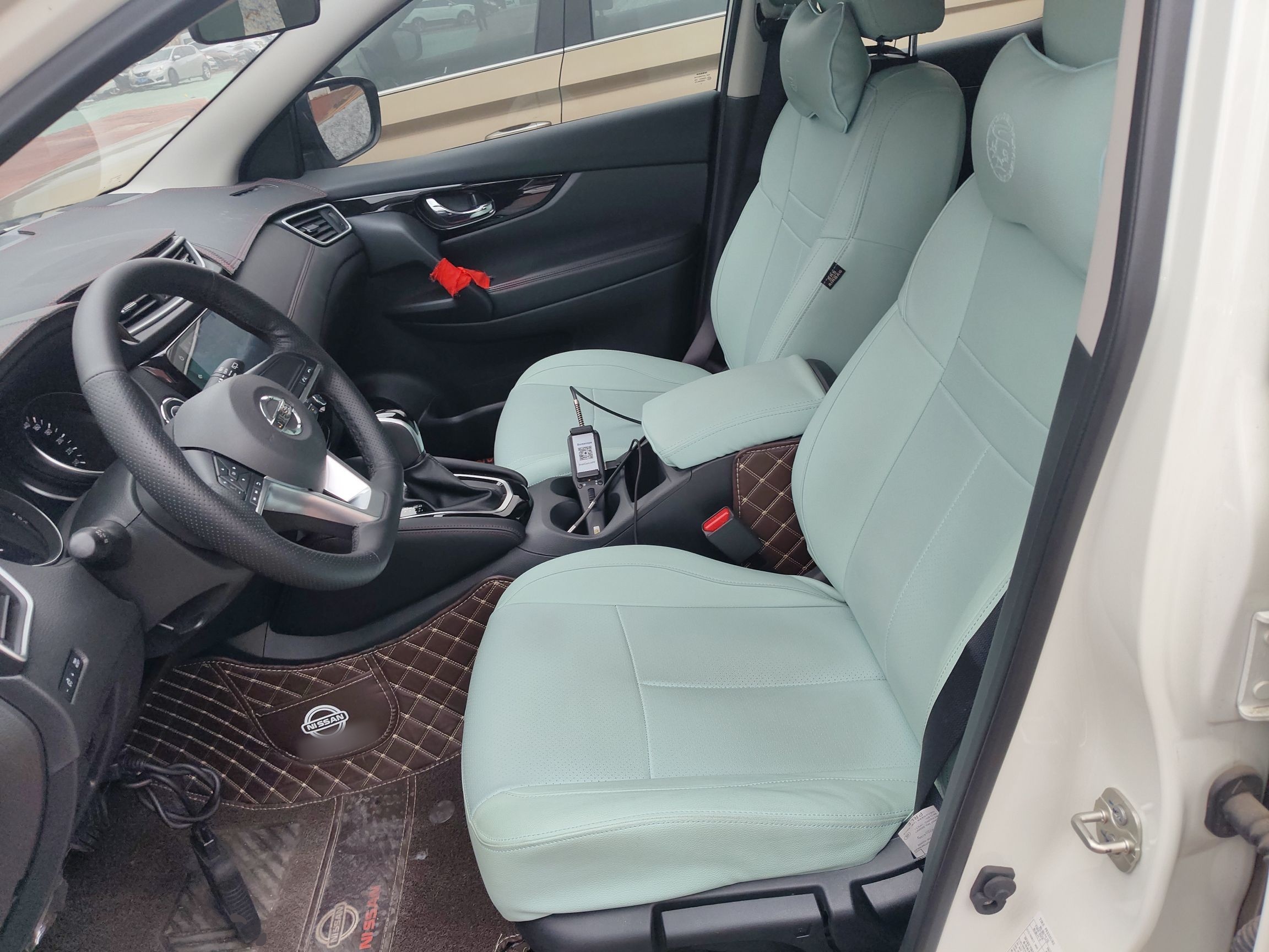 المقاعد الأمامية داخل السيارة