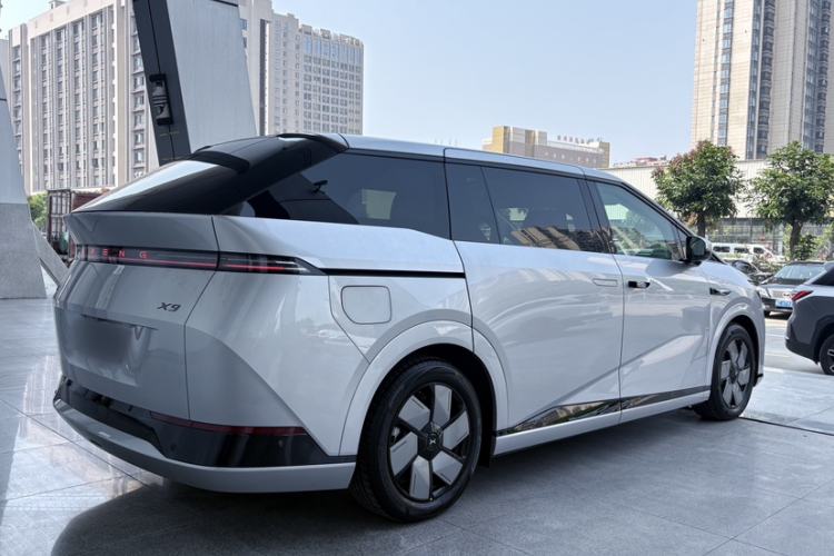 Used XPeng X9 2025 650 Long-Range Max Exterior 5