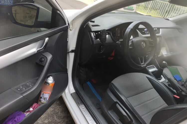 Used Skoda Octavia 2017 1.6L Manual Front-Wheel-Drive Version Driver Seat