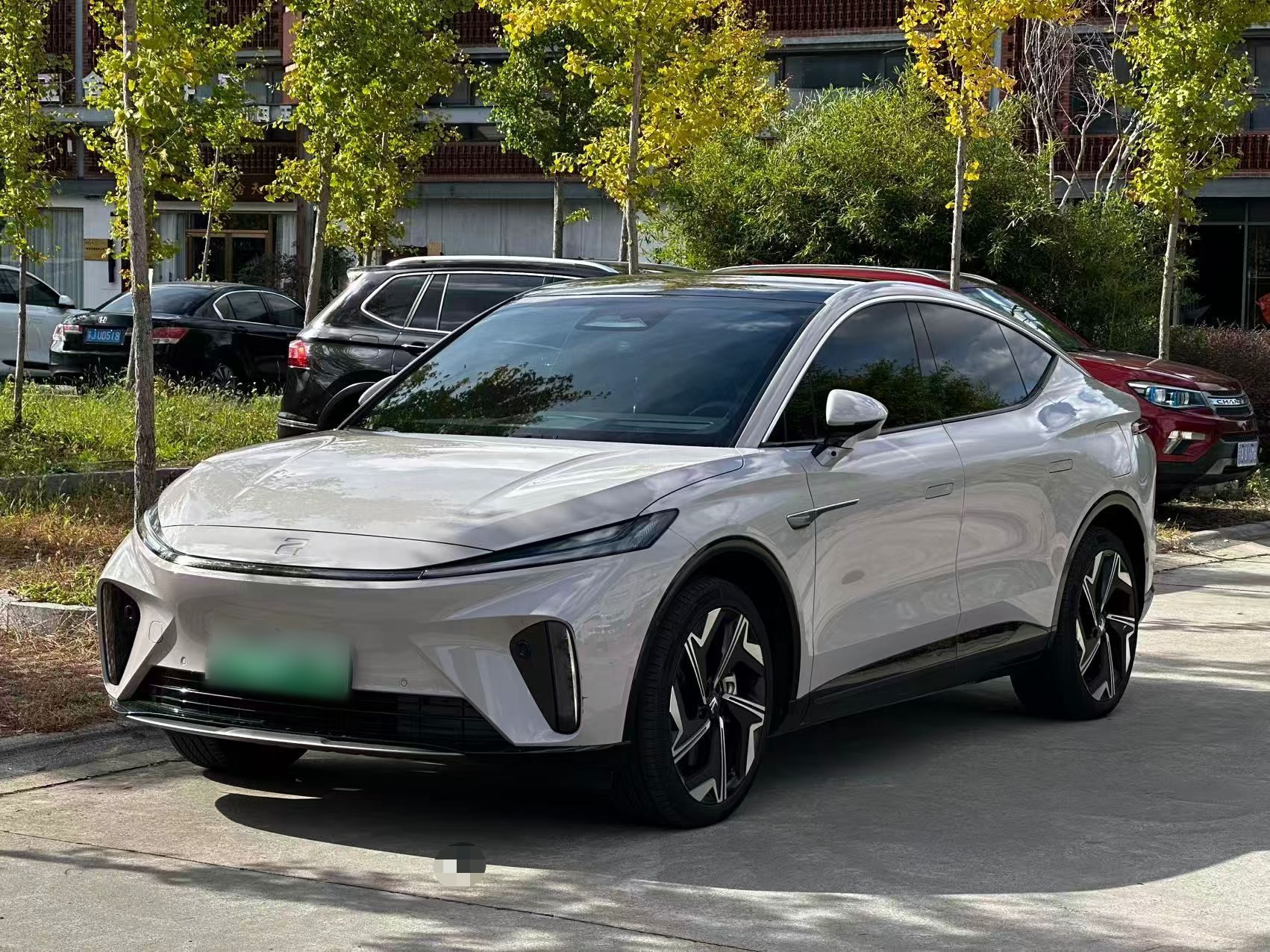 Под передней частью автомобиля