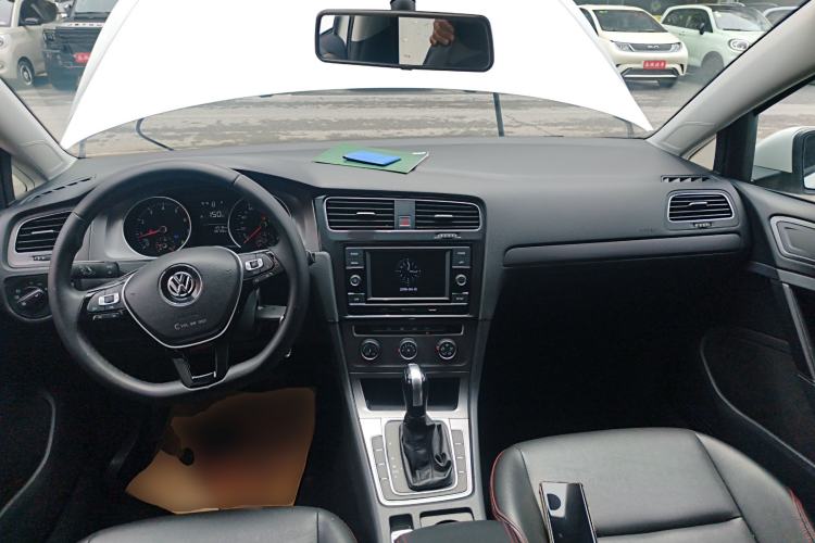 Used Volkswagen Golf 2016 1.6L Automatic Fashion Model Center Console