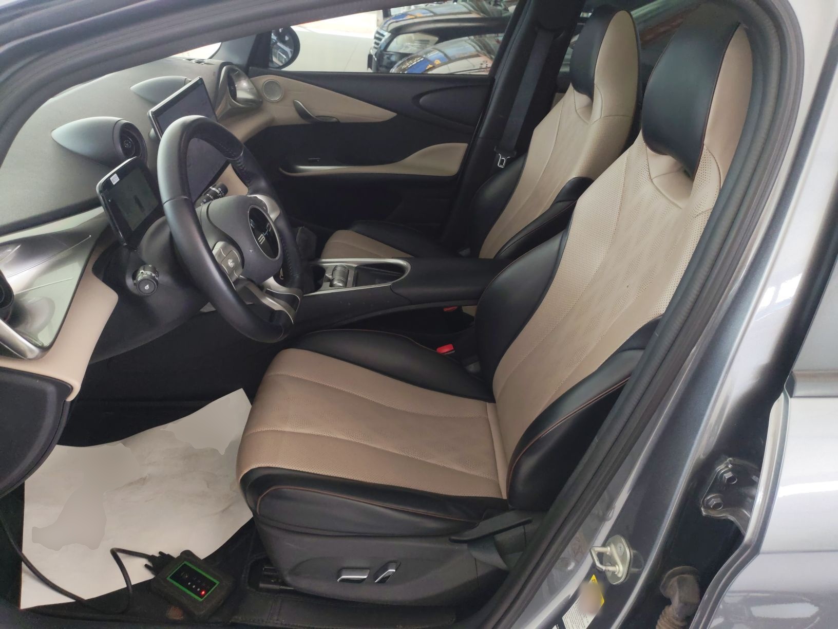 Переднее сиденье в автомобиле