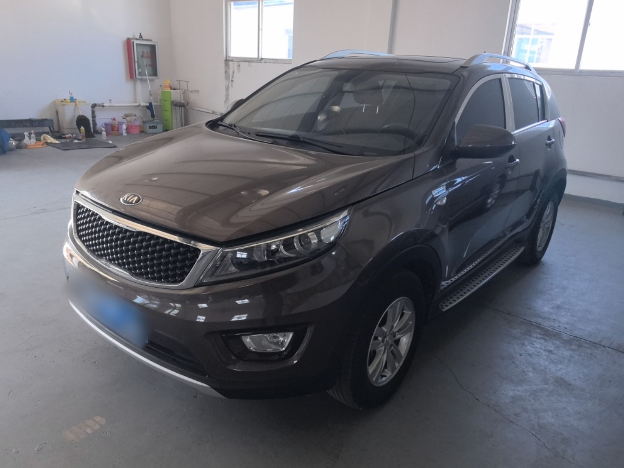 تحت مقدمة السيارة