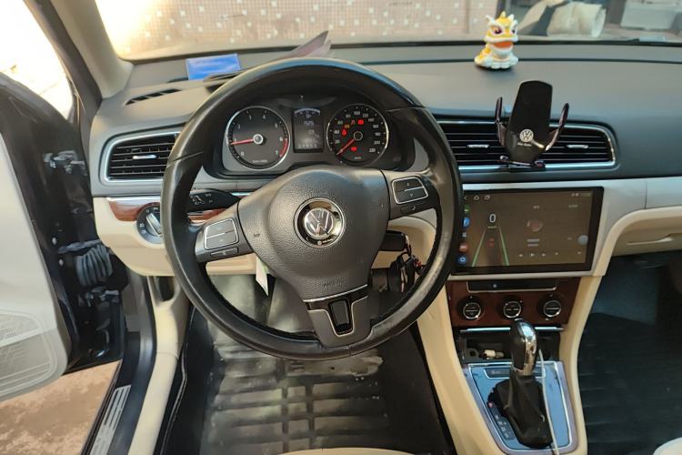 Used Volkswagen Lavida 2013 1.6L Automatic Luxury Edition Steering Wheel