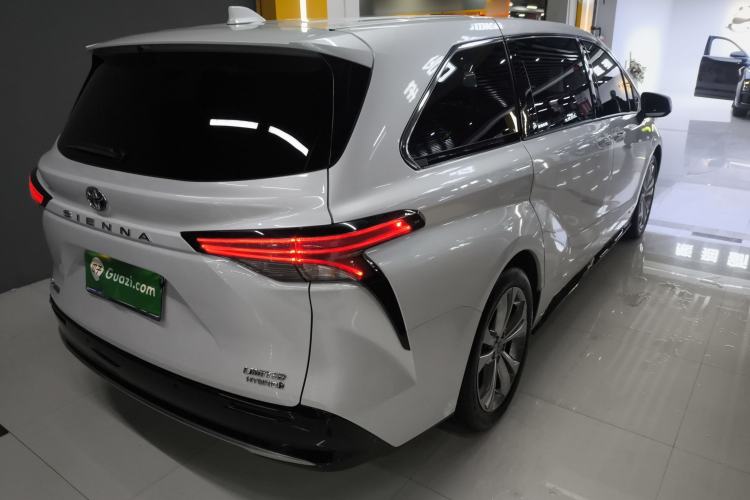 Used Toyota Sienna 2023 2.5L Hybrid Deluxe Edition
