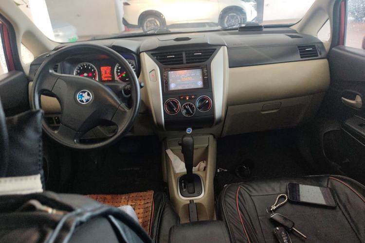 Used Venucia R50 2013 1.6L Automatic Fashion Edition Center Console