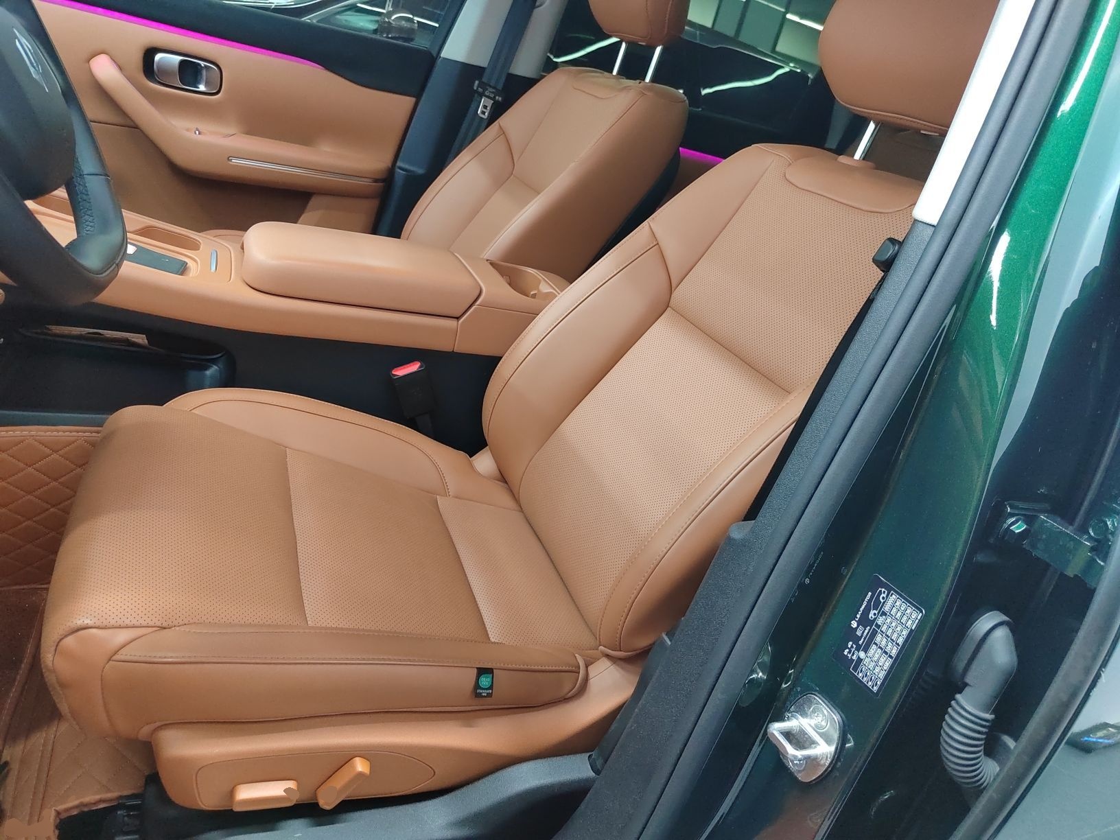 المقاعد الأمامية داخل السيارة