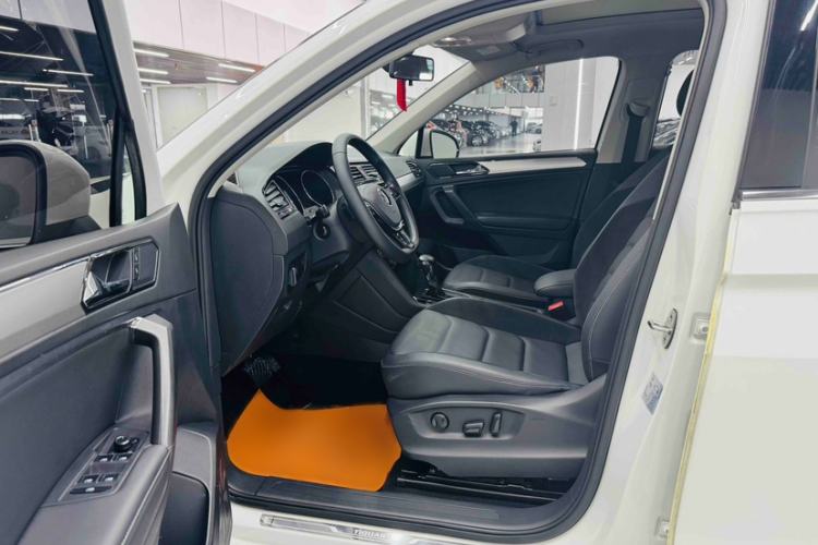 Used Volkswagen Tiguan L 2019 Updated Version 330TSI Automatic Two-Wheel Drive Panoramic Comfort Edition China VI Standard Interior 2