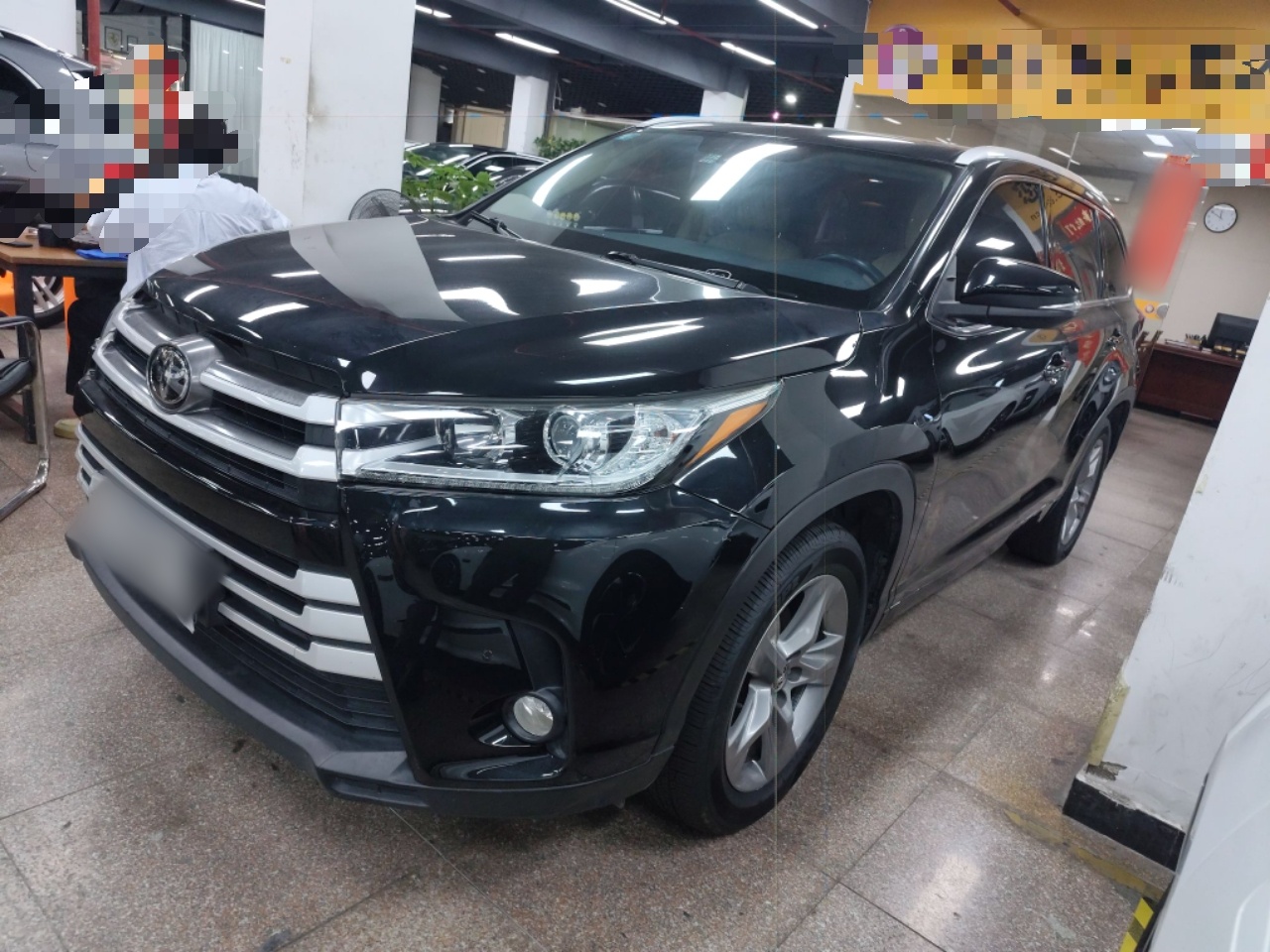 تحت مقدمة السيارة