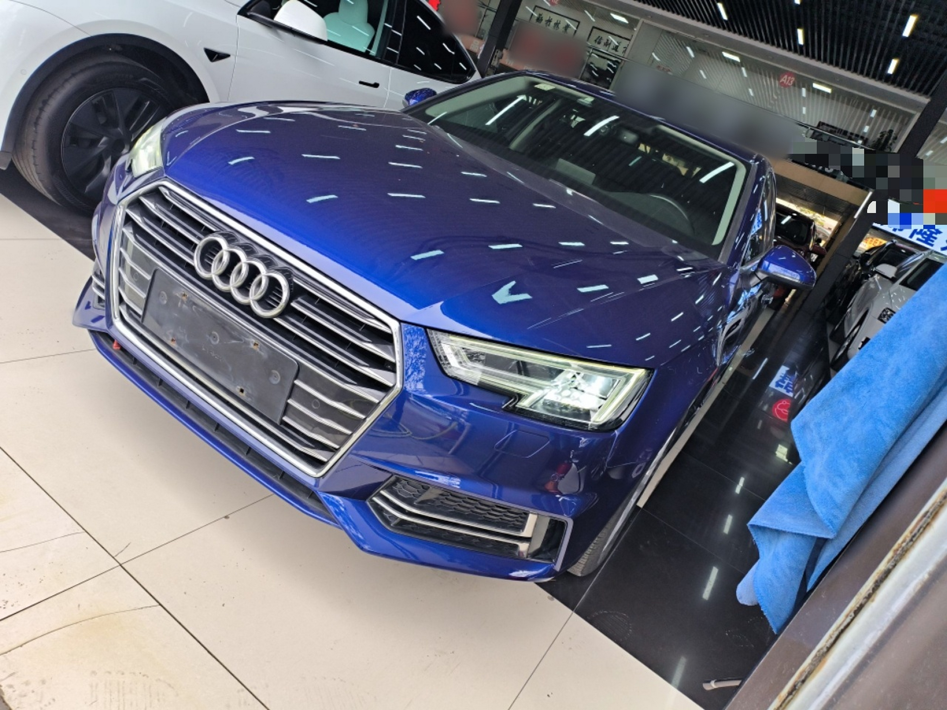 تحت مقدمة السيارة