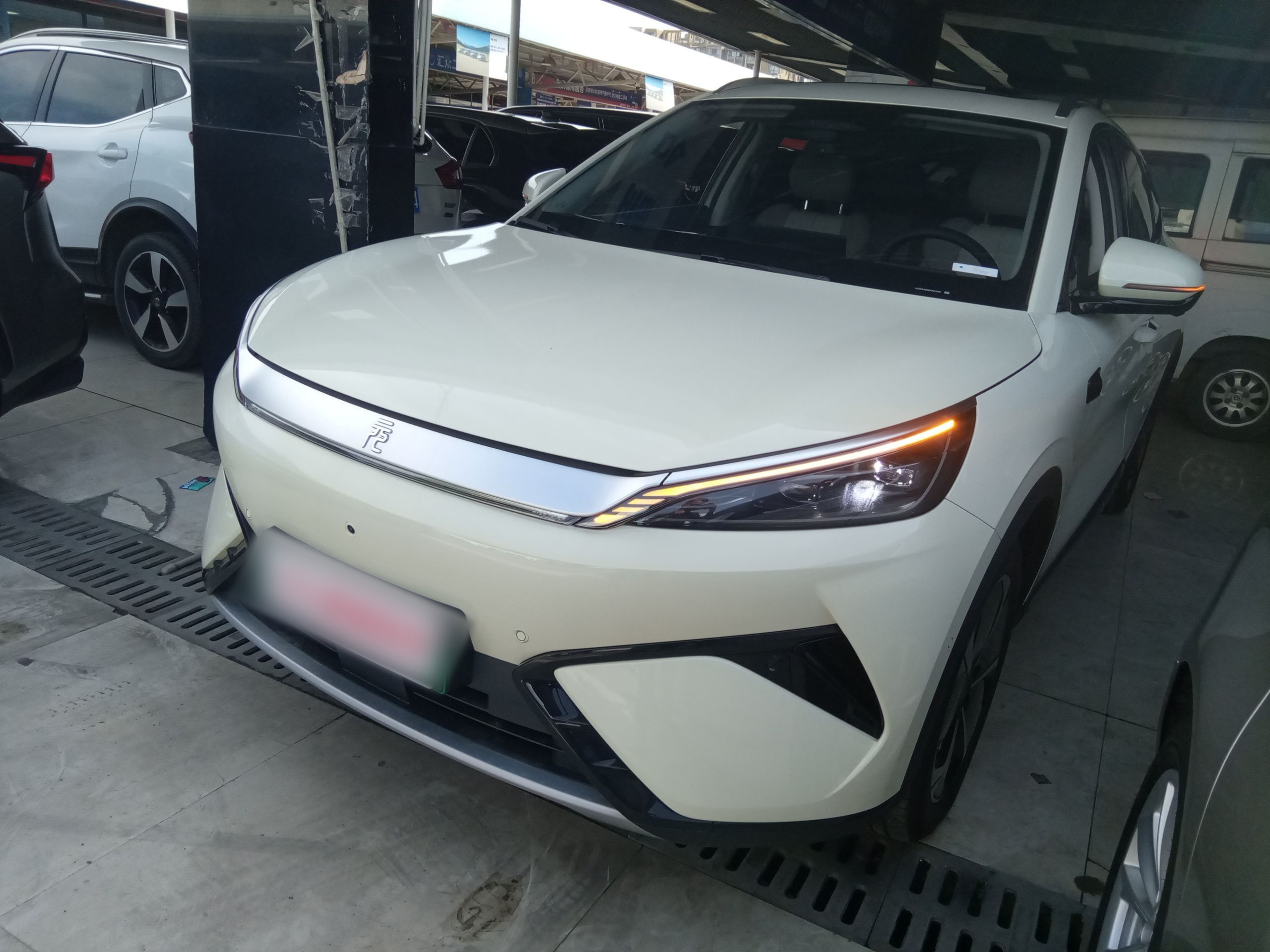 Под передней частью автомобиля