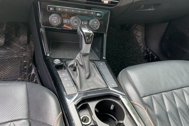 Used Volkswagen Passat 2019 380TSI Luxury Edition China VI Standard Gear Lever