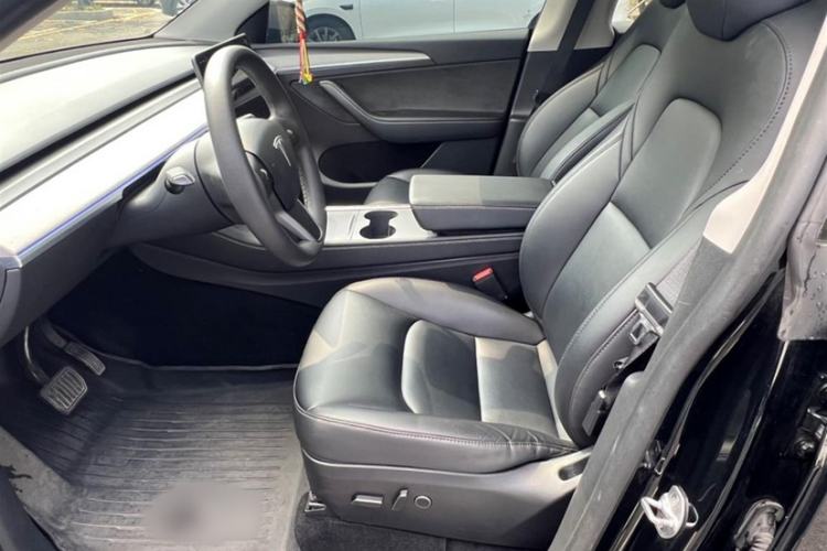 Used Tesla Model Y 2023 Rear-Wheel-Drive Version Interior 2