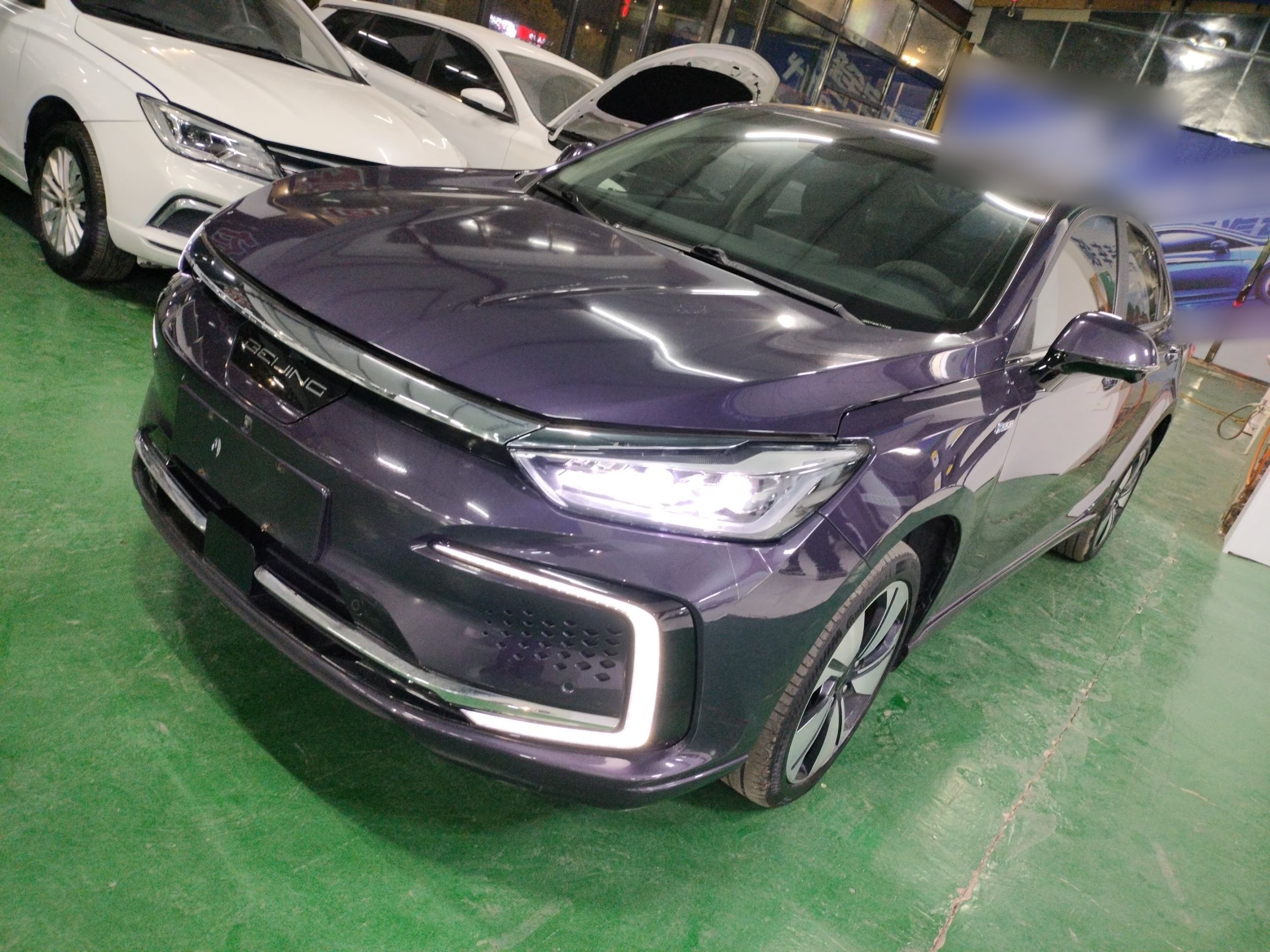 تحت مقدمة السيارة