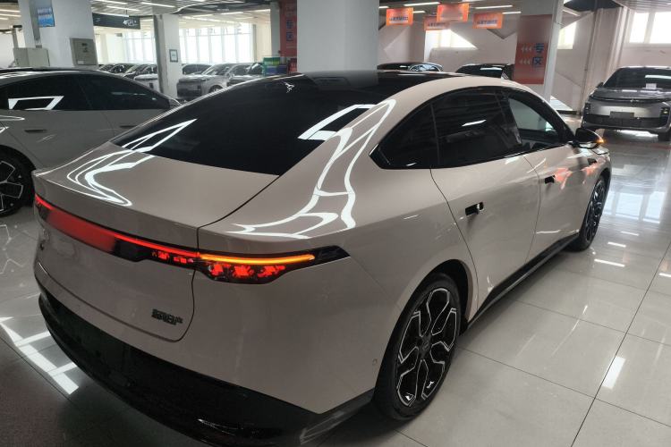 Used Nissan N7 2025 625 Max Exterior 5