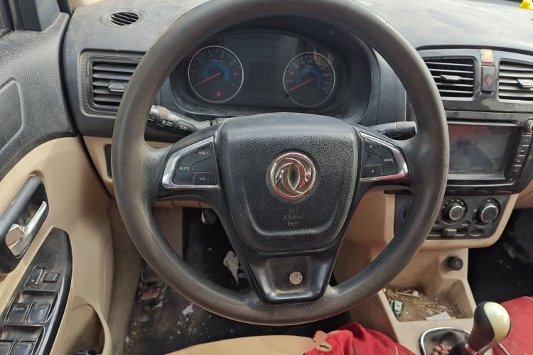 Used Dongfeng Fengon 370 2016 1.5L Manual Standard Edition SFG15-05 7 Seats Steering Wheel