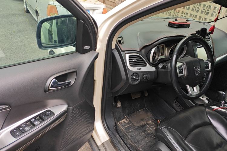 Used Dodge Journey 2013 2.4L Two-Wheel Drive Luxury Version Driver Seat