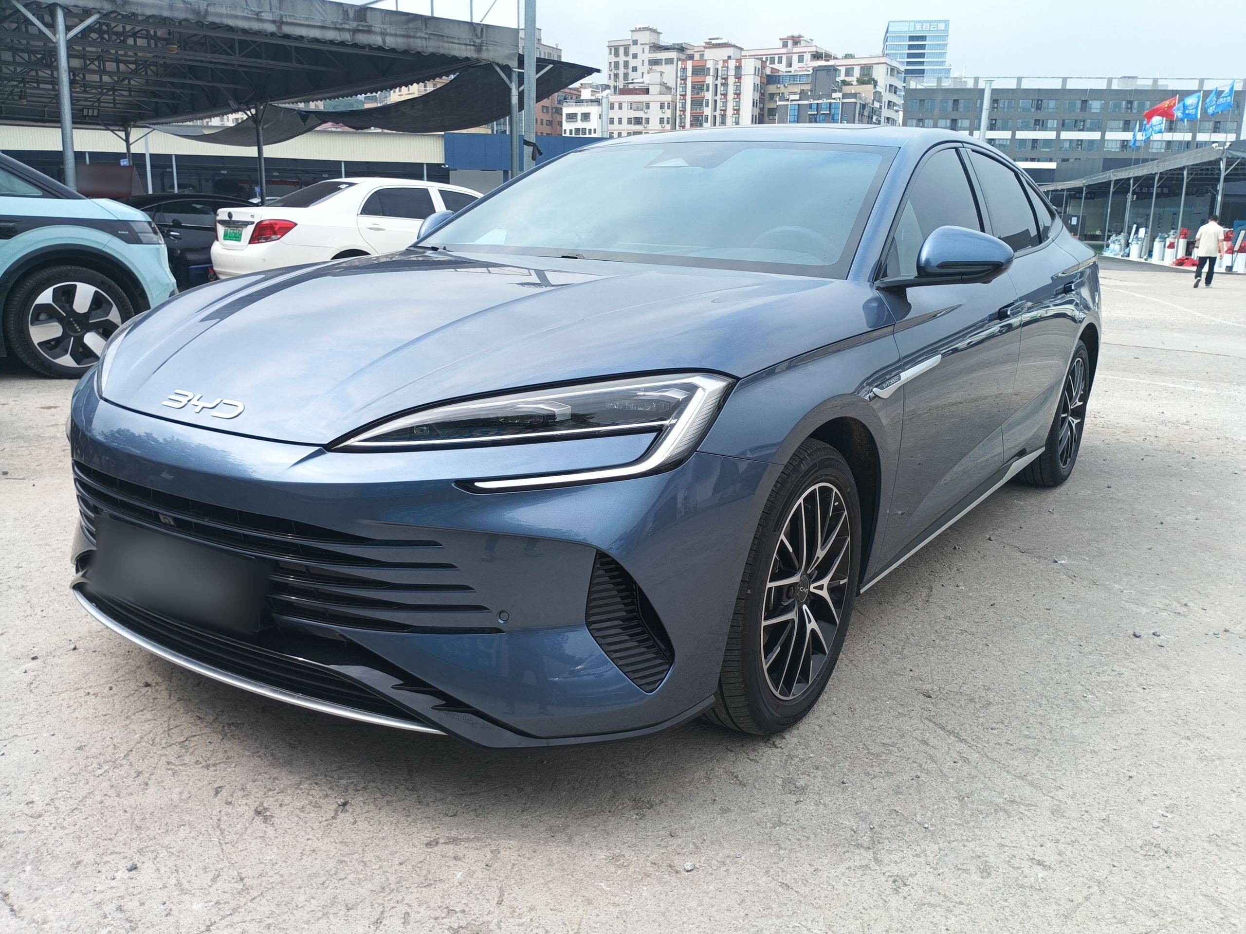 Под передней частью автомобиля