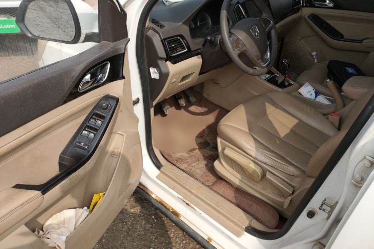 Used Baojun 730 2014 1.8L manual Comfort trim 7-seater Driver Seat