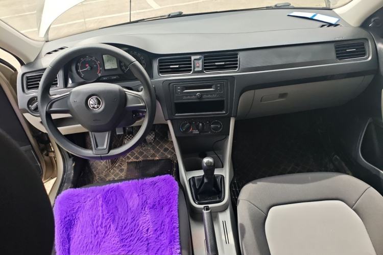 Used Skoda Rapid 2016 1.4L Manual Front-Wheel Drive Model Center Console
