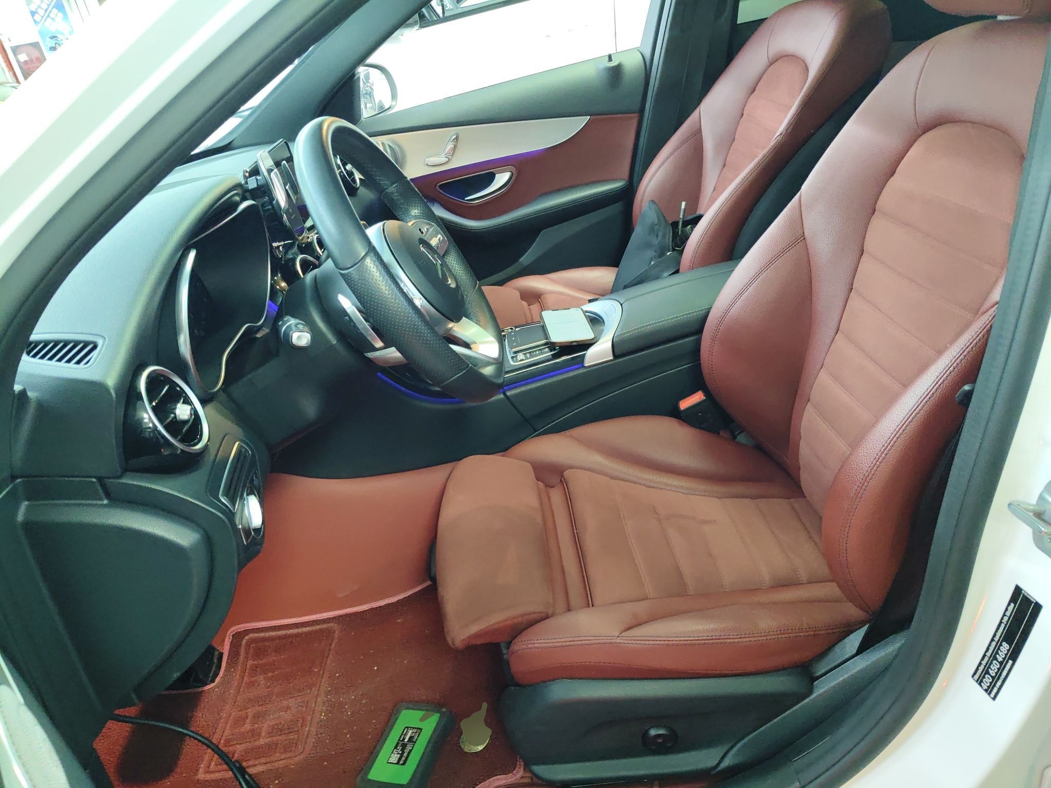 المقاعد الأمامية داخل السيارة