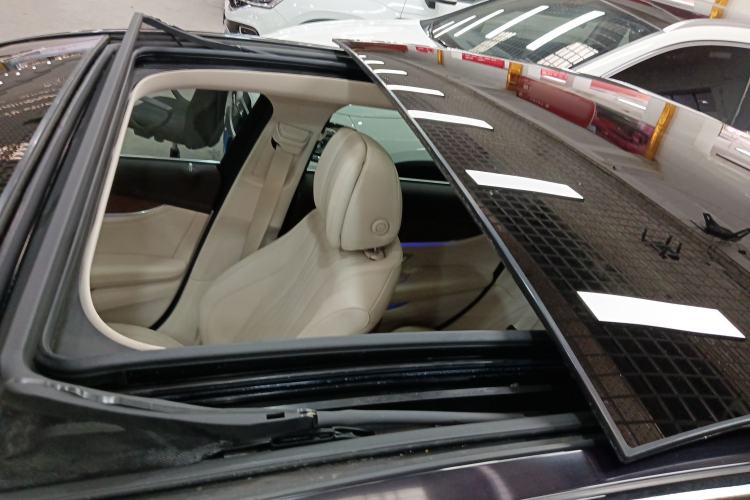 Used Mercedes-Benz E-Class 2016 E 200 L Roof