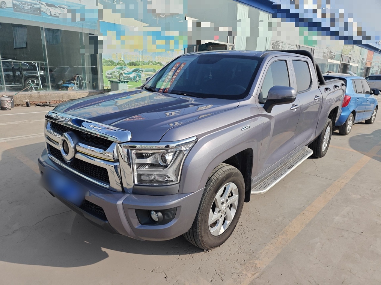 تحت مقدمة السيارة