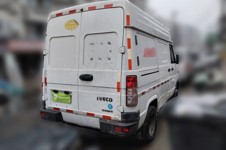 Used Iveco Daily 2021 2.8T V35 VAN厢式 Delivery Van 3-Seater Short Wheelbase Mid-Roof Design with Dual Tires and Side Sliding Doors
