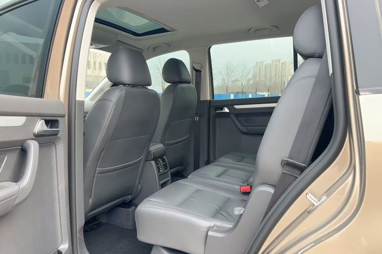 Used Volkswagen Touran 2015 1.4T DSG Comfort Edition 5 Seats Interior 4