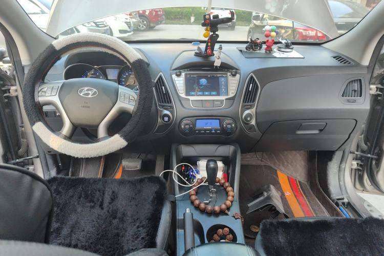 Used Hyundai ix35 2015 2.0L Automatic 2WD Smart Version China V Standard Center Console