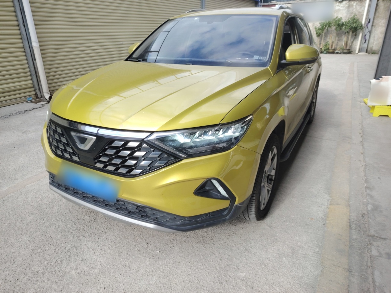 تحت مقدمة السيارة