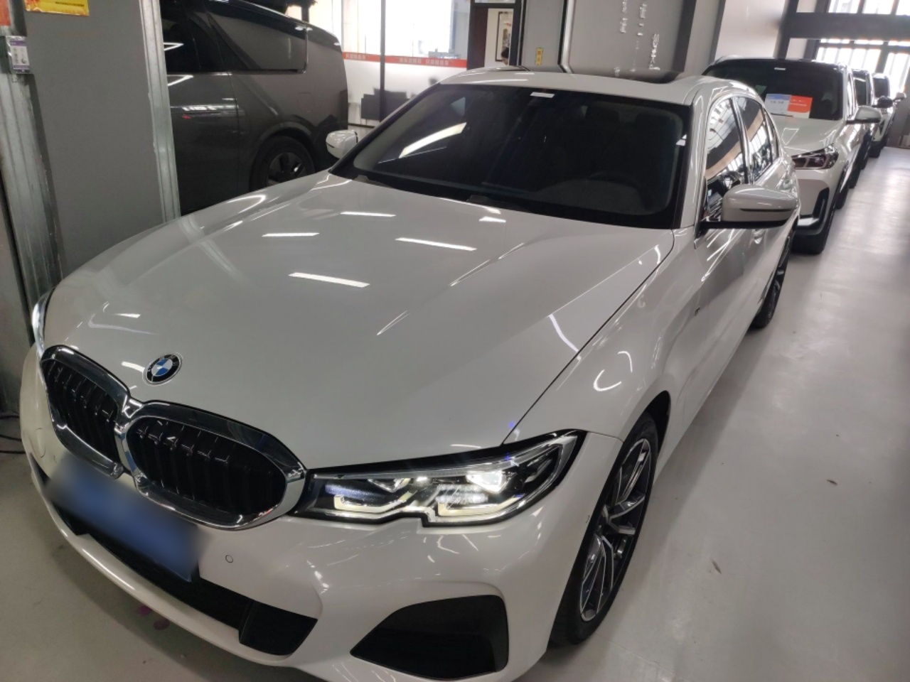 تحت مقدمة السيارة