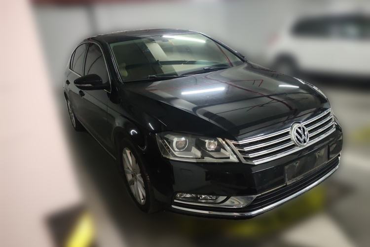 Used Volkswagen Magotan 2013 1.8TSI Prestige Model Front Right 45 Deg