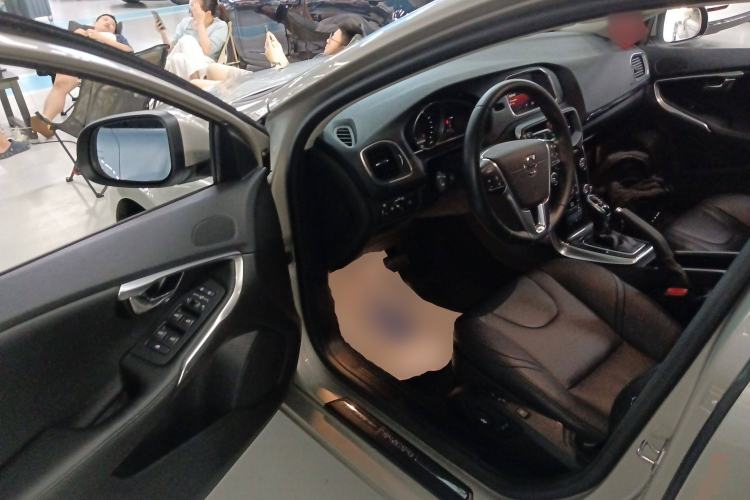 Used Volvo V40 2018 T3 Zhiyi Edition
