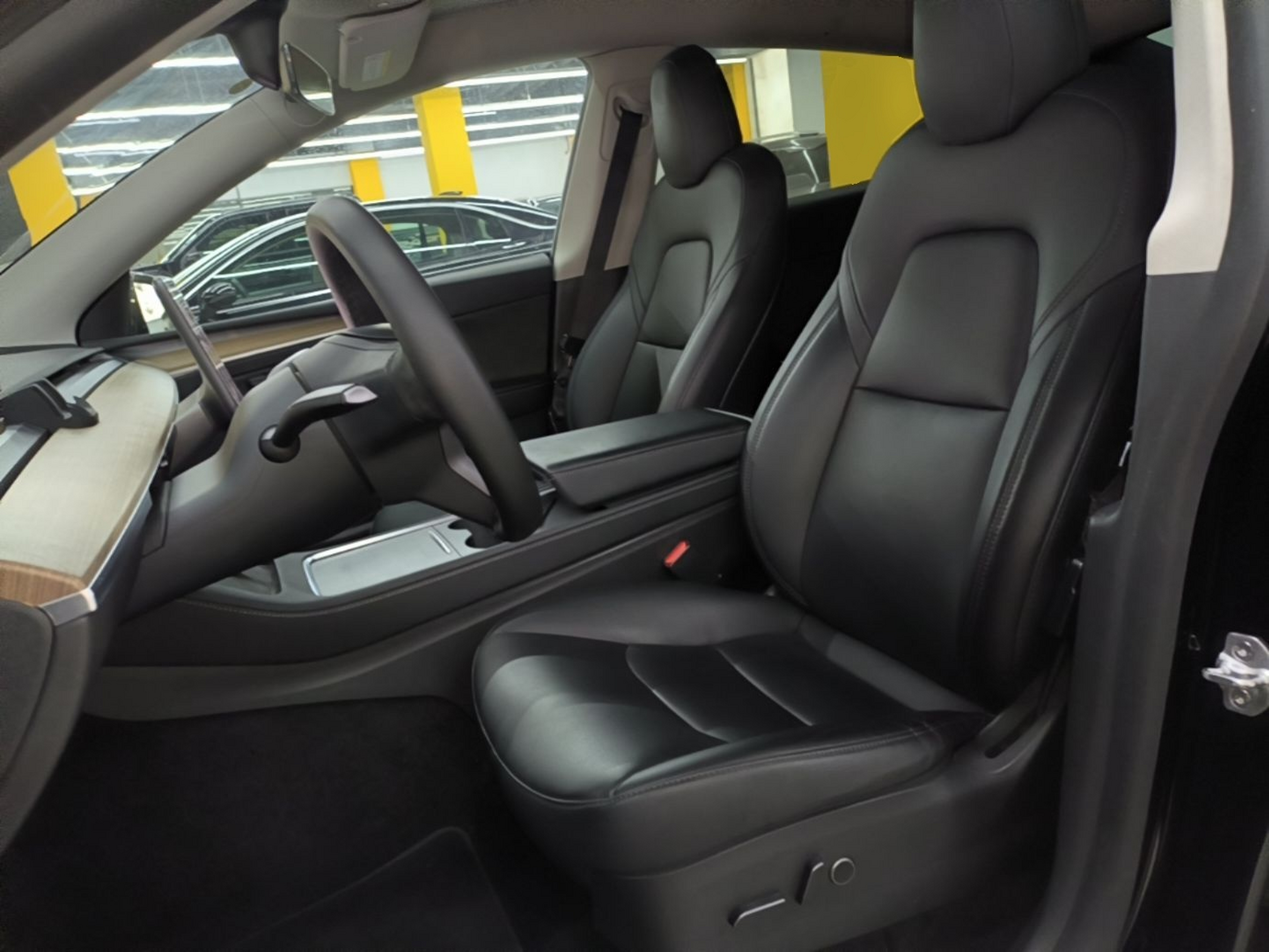 Переднее сиденье в автомобиле