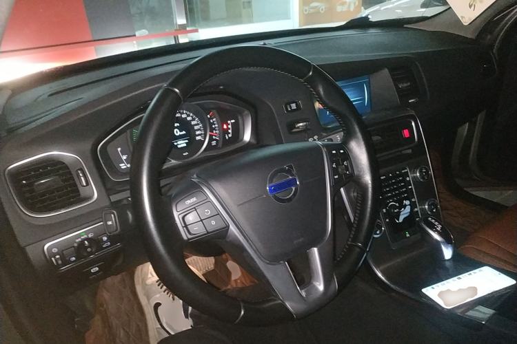 Used Volvo V60 2015 T5 Zhiyi Edition
