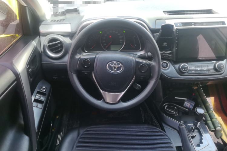 Used Toyota RAV4 2016 2.0L CVT Two-Wheel Drive Fashion Edition China V Standard Steering Wheel