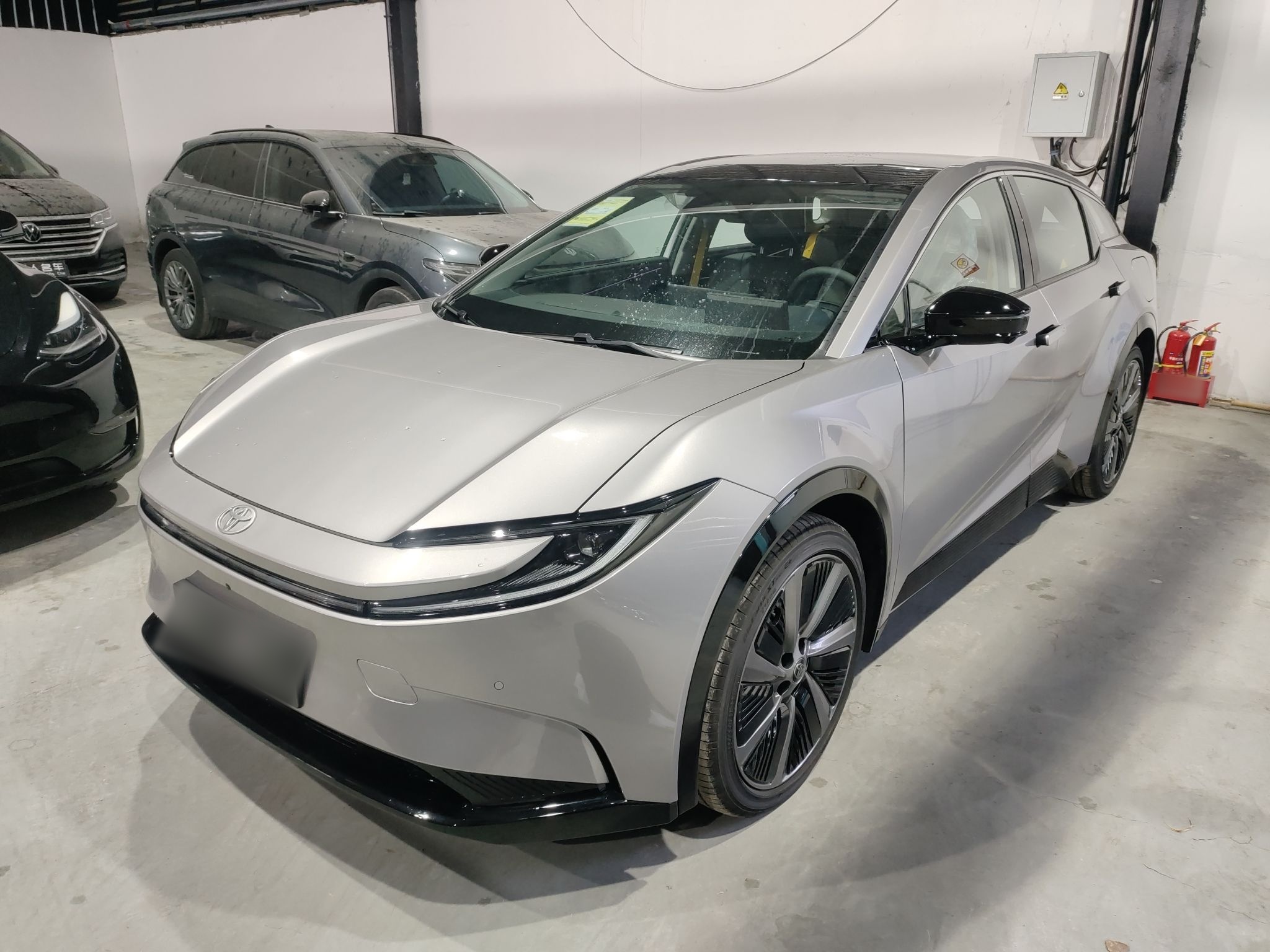 تحت مقدمة السيارة