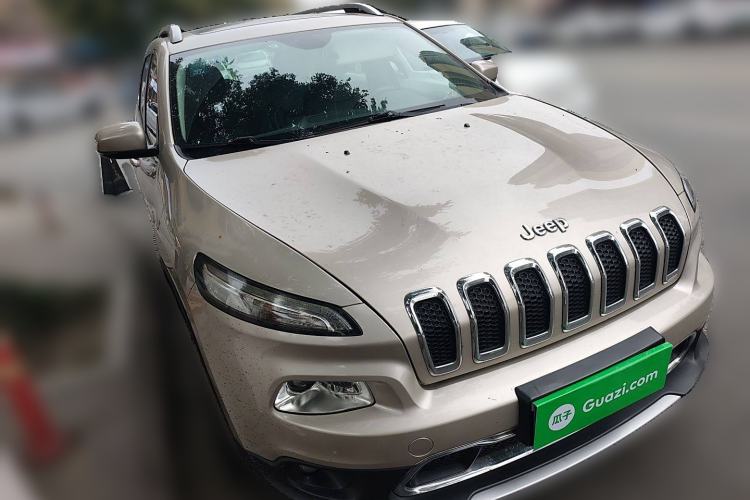 Used Jeep Cherokee 2017 2.0L Superior Edition Front Right 45 Deg