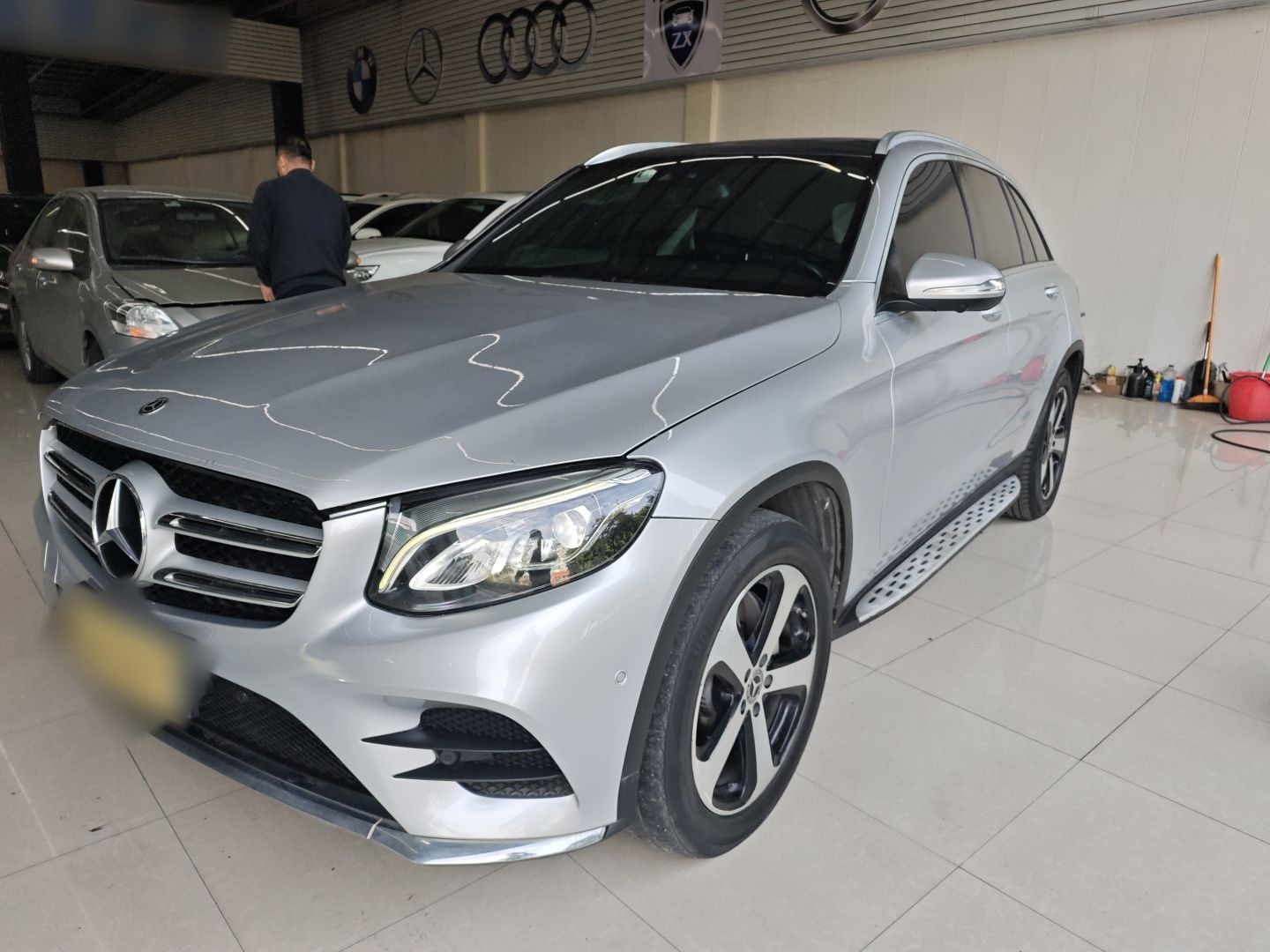 Под передней частью автомобиля