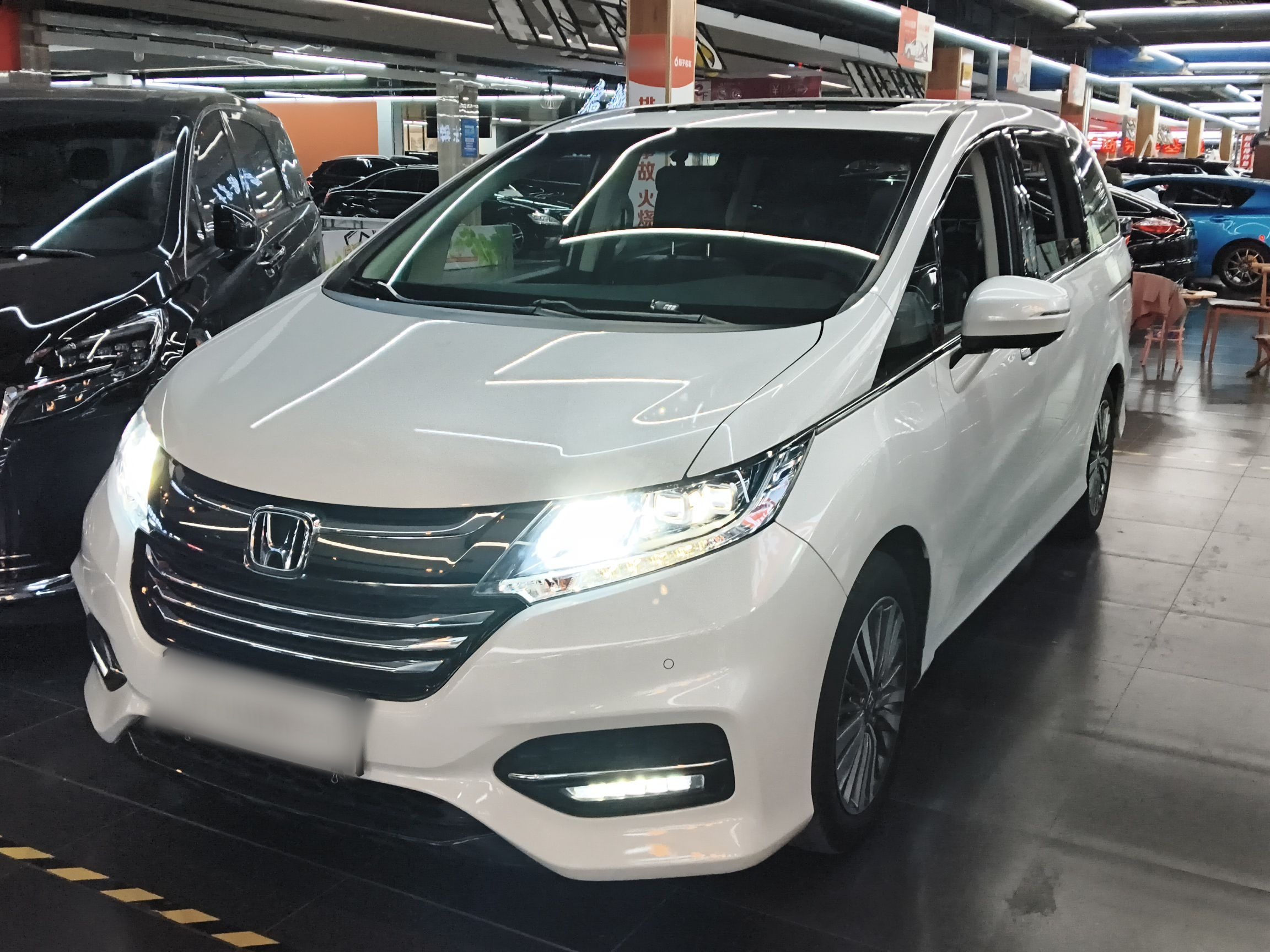 Под передней частью автомобиля