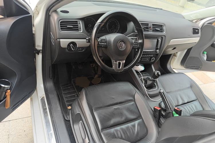 Used Volkswagen Sagitar 2014 Revised Version 1.4TSI Manual Luxury Edition Center Console