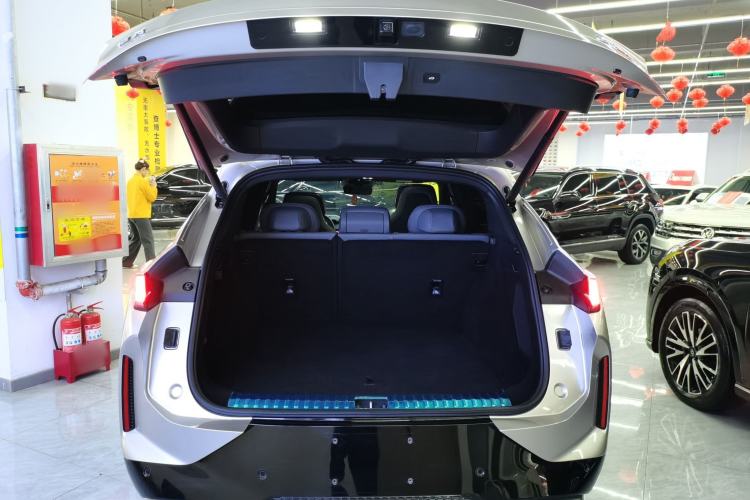 Used Lynk & Co 08 EM-P 2025 245km Ultra-Long Range Halo Trunk