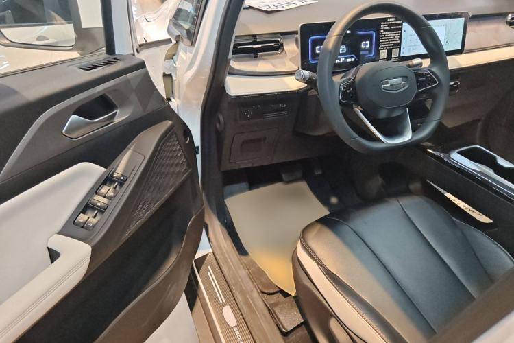 Used Geometry E Firefly 2024 301km Starlight Interior 2