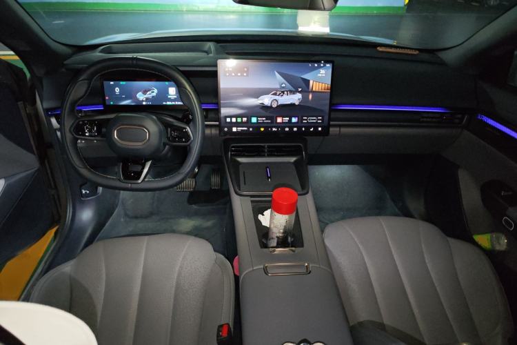 Used Lynk & Co 07 2024 EM-P 126 Long-Range Halo Center Console